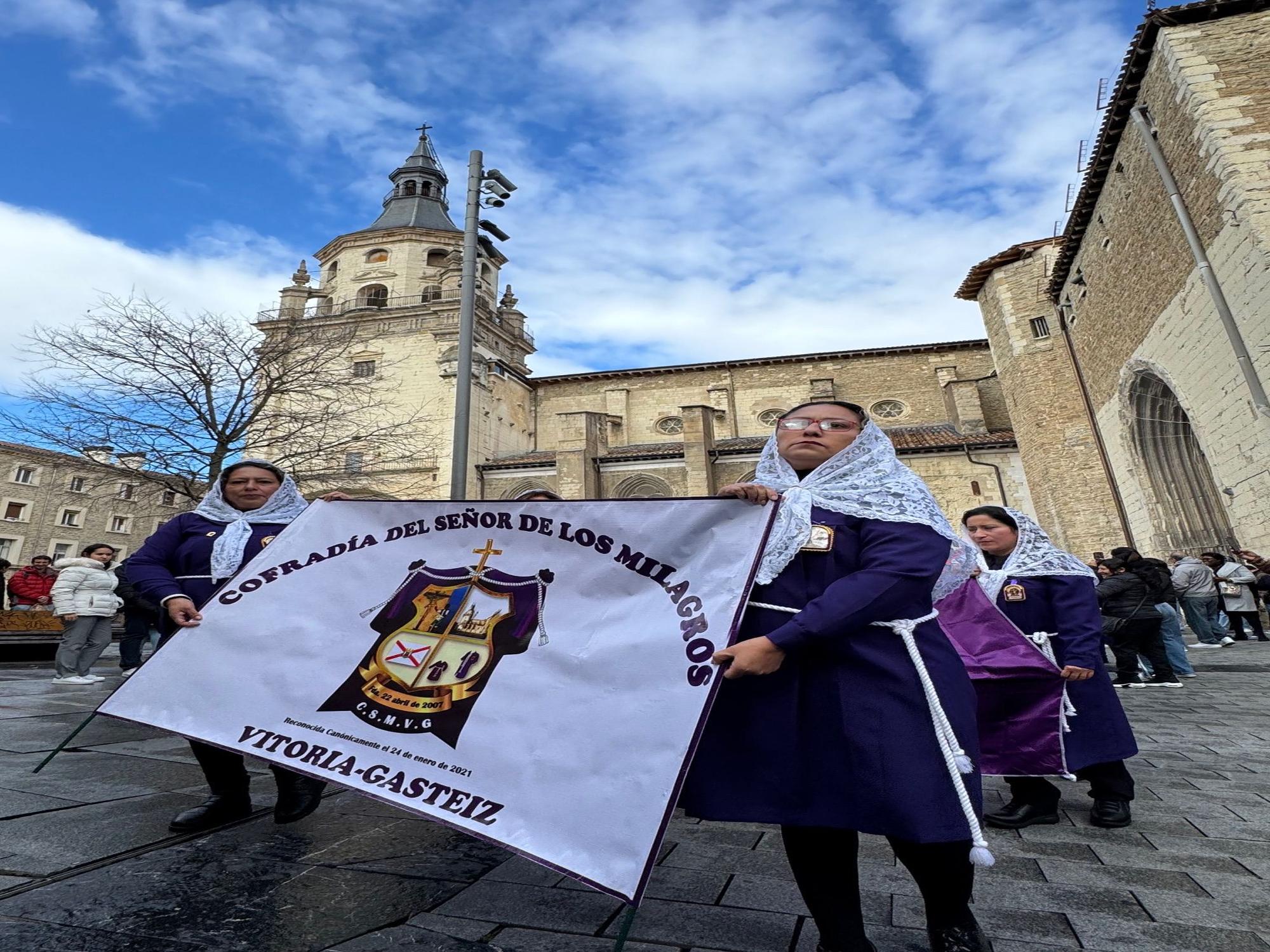 En imágenes: Procesión peruana por Vitoria en honor al patrón de Perú