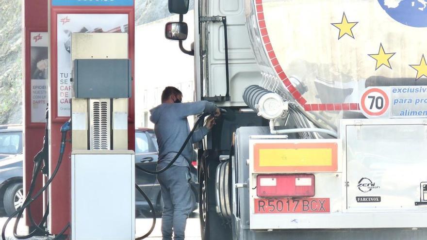 La mayoría de las gasolineras no ha cobrado la rebaja del combustible