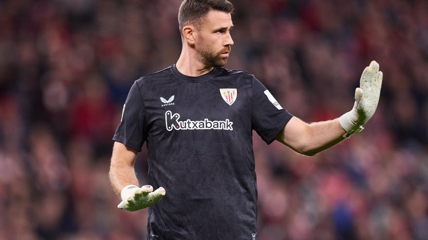 Unai Simón sale en defensa de Iñigo Lekue