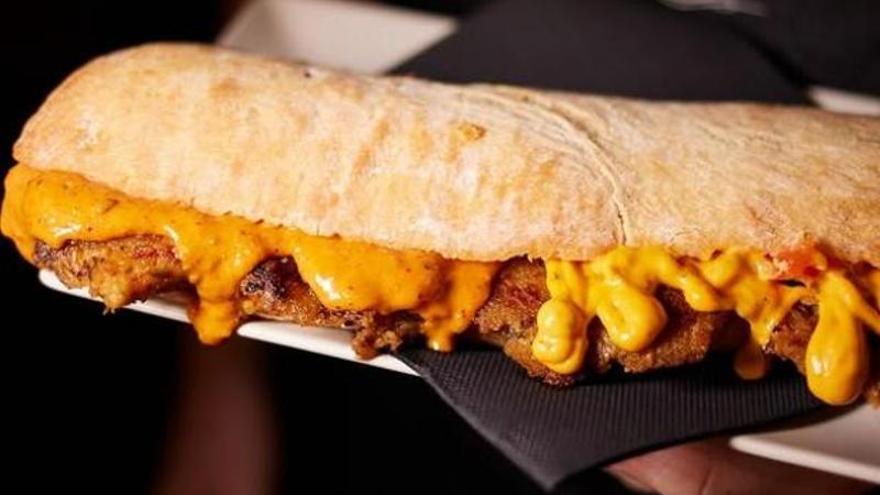 El sorprendente bocadillo de croquetas que incendia las redes