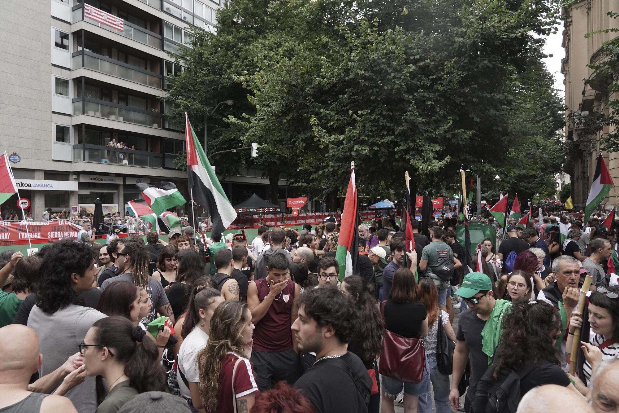 En imágenes: protesta contra el Israel al paso de la La Vuelta por Bilbao