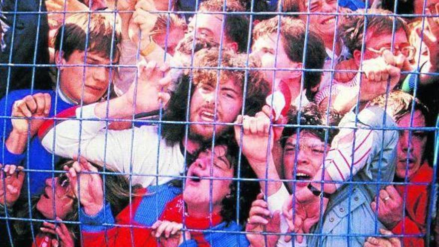 Varios de los asistentes al partido, atrapados contra la valla del estadio de Hillsborough.
