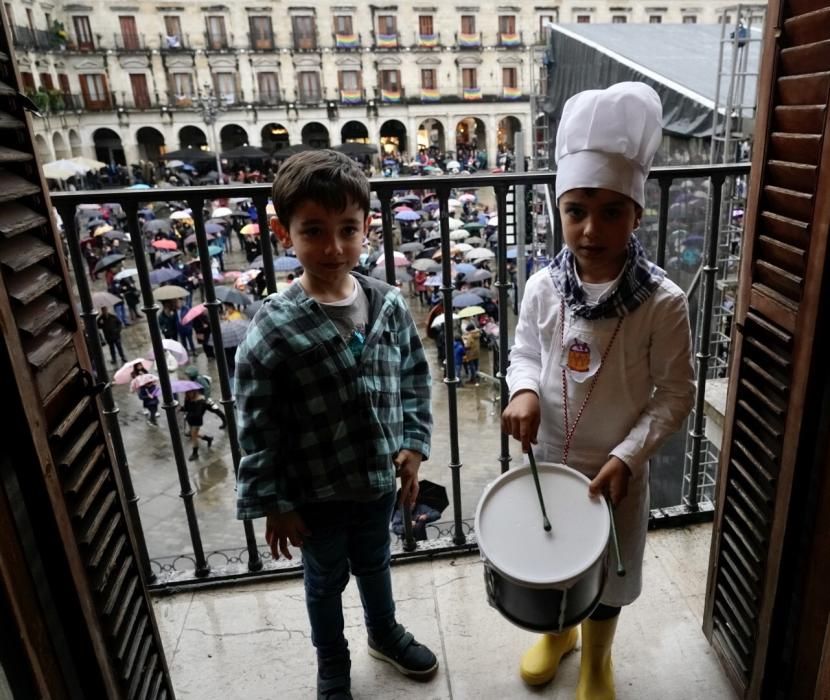 Retreta desde el Ayuntamiento de Vitoria.