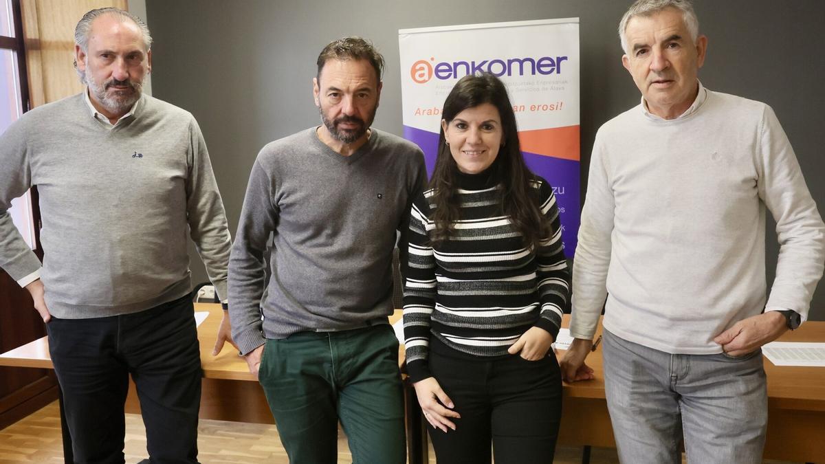 Eloy López de Foronda, Gorka Nevado, Edurne Parro y Jon Aspuru, este jueves.