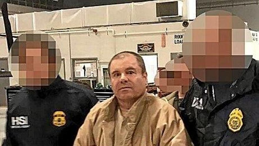 ‘El Chapo’ Guzmán, nada más pisar suelo nortemaricano para ser juzgado por tráfico de cocaína.