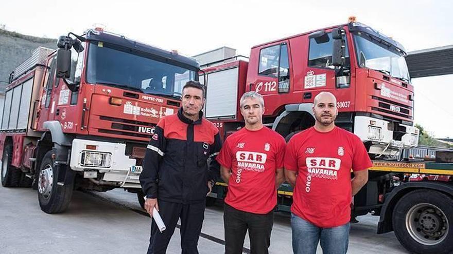 De izda. a dcha.: El director del Servicio de Bomberos, Víctor Rubio; y los representantes de SAR-Navarra, Txus Barrena y Roberto Rubio.