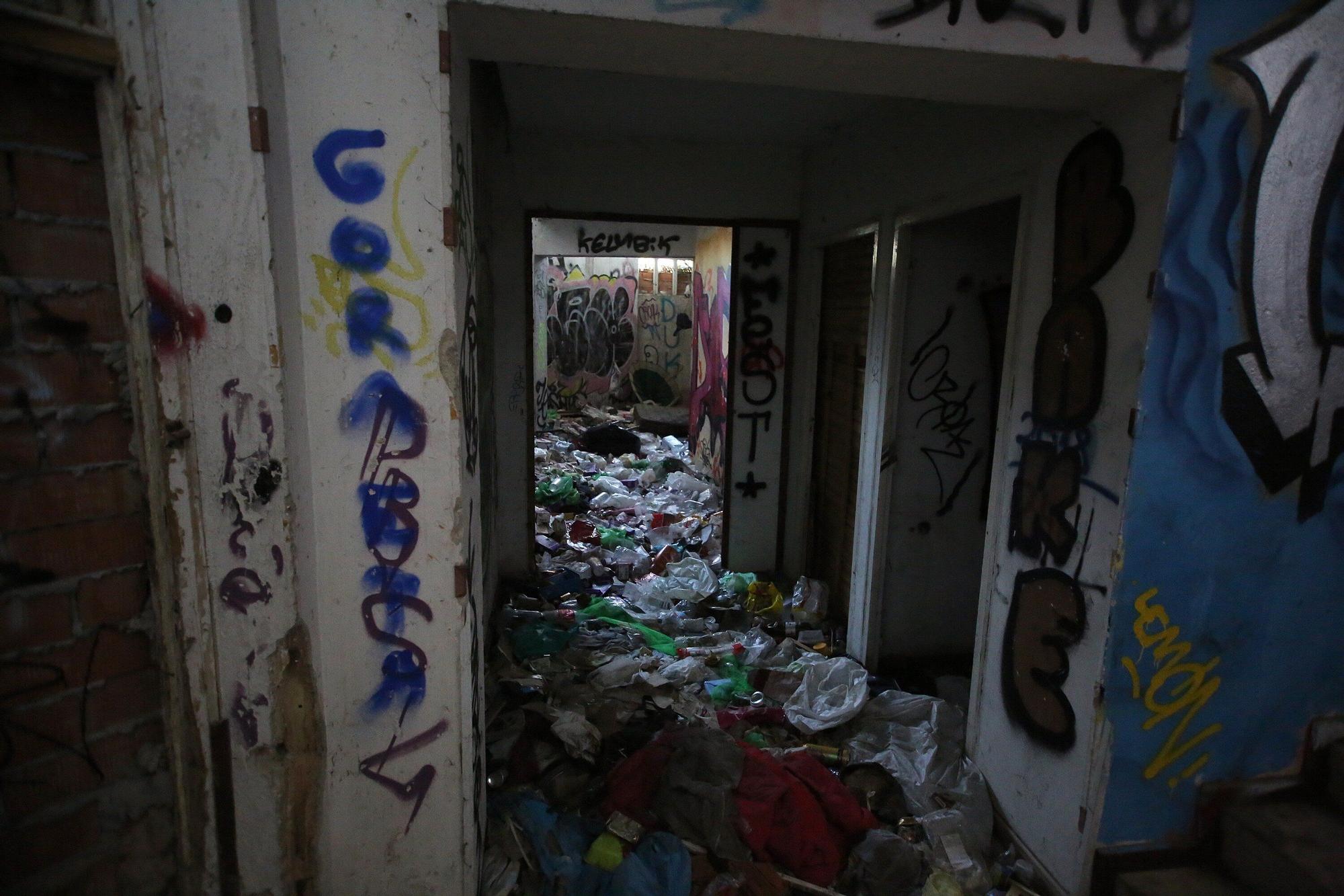 Fotos del antiguo convento de las Agustinas en Aranzadi, en ruinas, donde malviven decenas de personas