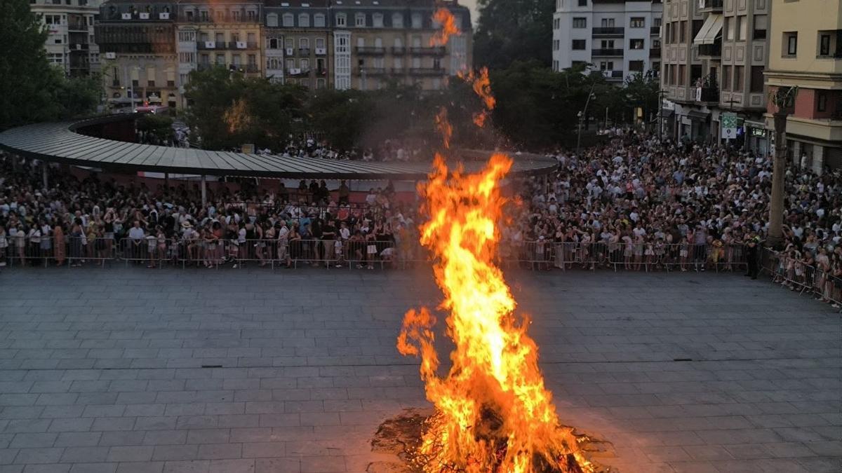 Encendido de la hoguera el día de San Juan, que dio comienzo a las fechas oficiales de las fiestas de San Pedro y San Marcial / Unai Macias Encendido de la hoguera el día de San Juan, que dio comienzo a las fechas oficiales de las fiestas de San Pedro y San Marcial / Unai Macias