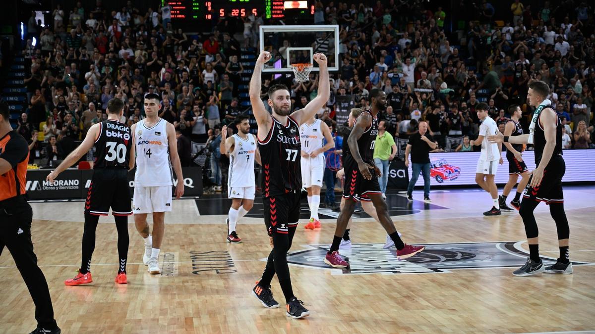 Kullamae celebra la victoria del Bilbao Basket ante el Real Madrid en Miribilla.