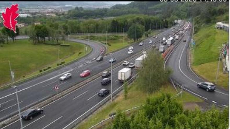 Retenciones en el Txorierri dirección Erletxes tras un accidente de tráfico