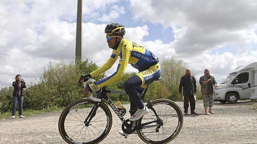 Alberto Contador, entrena en una carretera de adoquines entre Ypres y Arenberg-Les Portes du Hainaut.