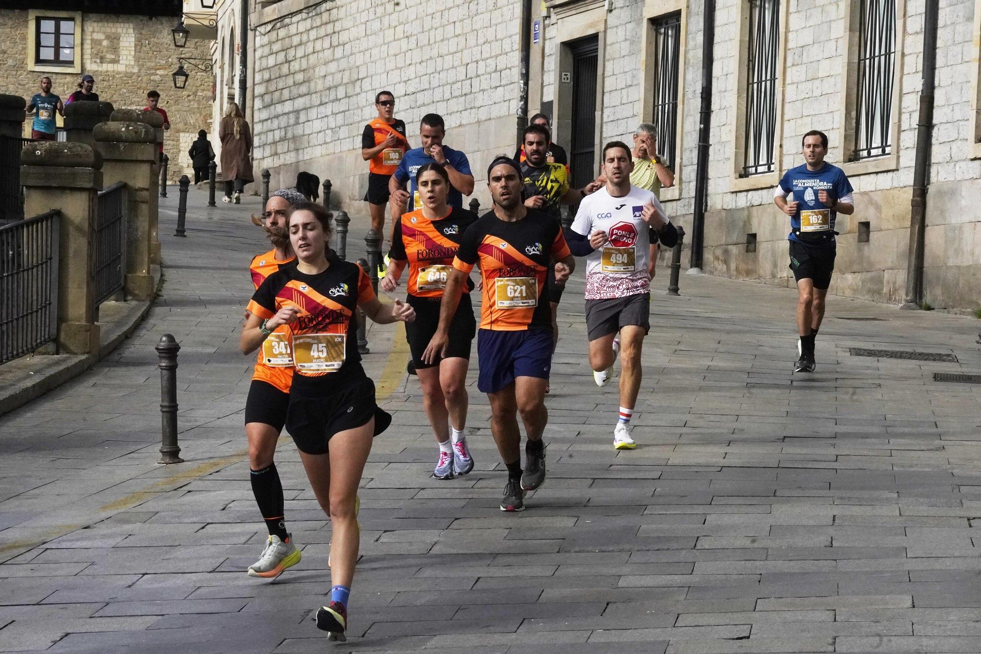 En imágenes: Miles de personas conquistan la Almendra de Gasteiz