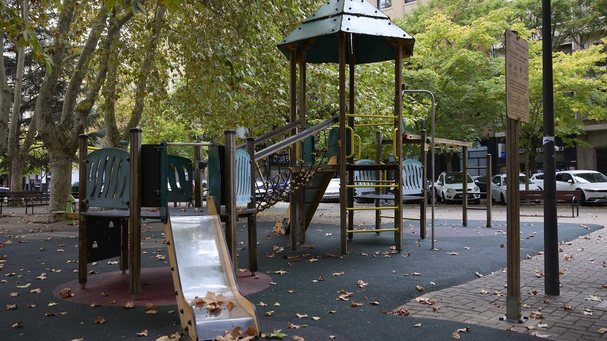 Parque infantil de la plaza de la Cruz, tras las mejoras realizadas. Parque infantil de la plaza de la Cruz, tras las mejoras realizadas.