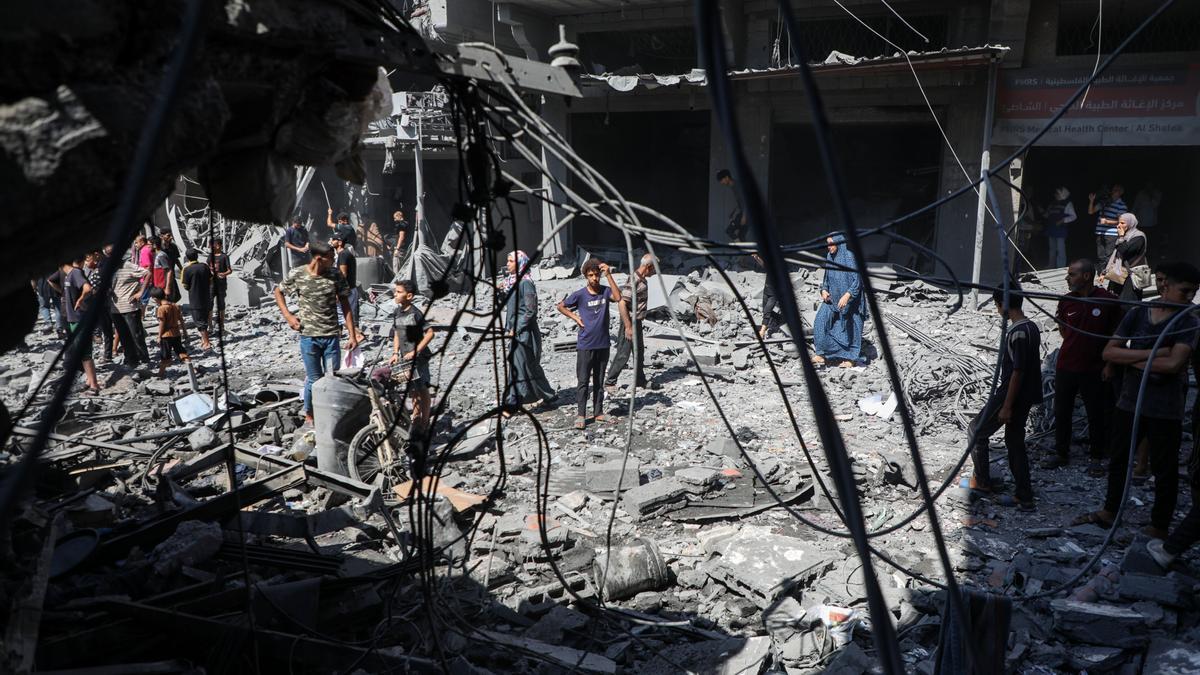Vecinos de Ciudad de Gaza, entre la devastación este pasado jueves.