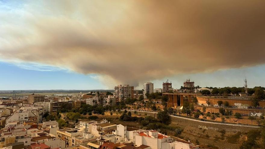 Amplían a Sevilla la emergencia por un incendio en Guillena 