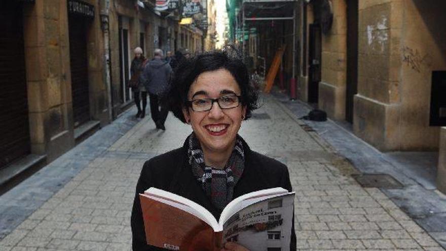 Ana Malagon idazle donostiarra bere mikroipuinez osatuta dagoen bere lehen liburuarekin, &#039;Lasai, ez da ezer gertatzen&#039;, atzo Donostian.