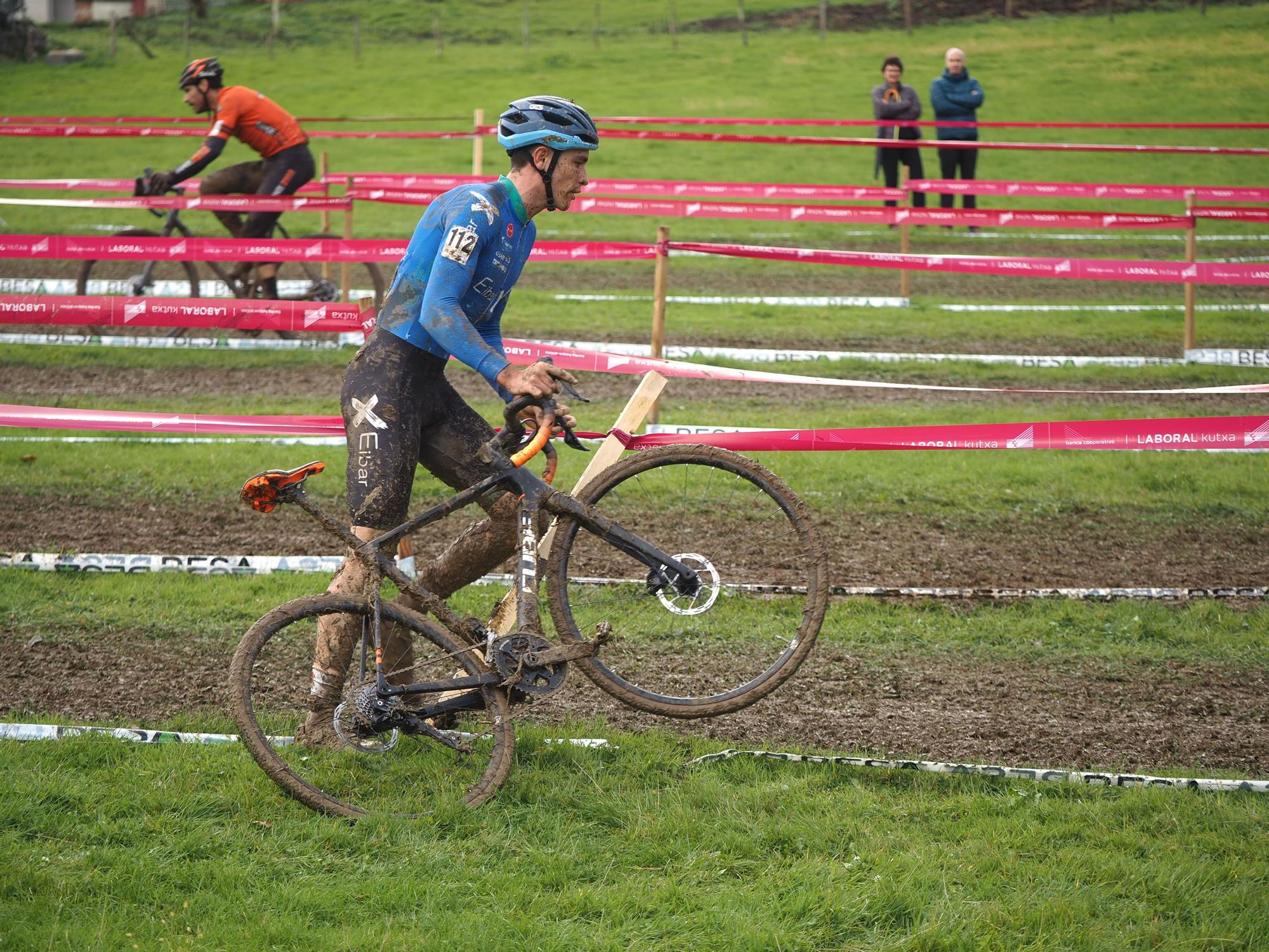 El barro se sumó al espectáculo de ciclocross en Elgoibar