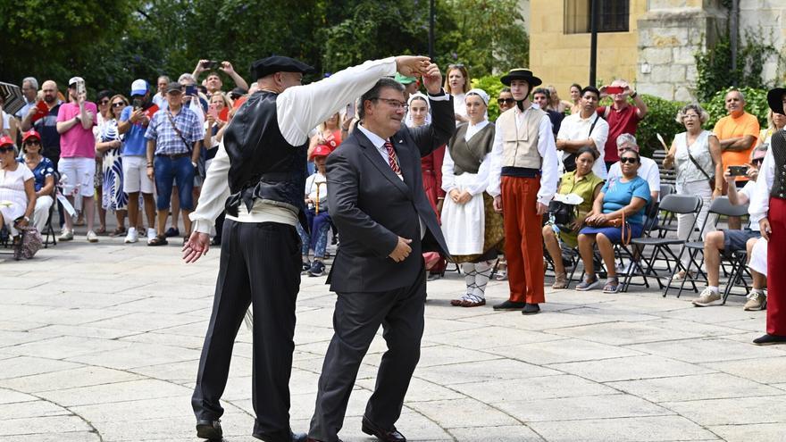 Aburto hace frente al calor a ritmo de aurresku: &quot;Es un gesto de respeto&quot;