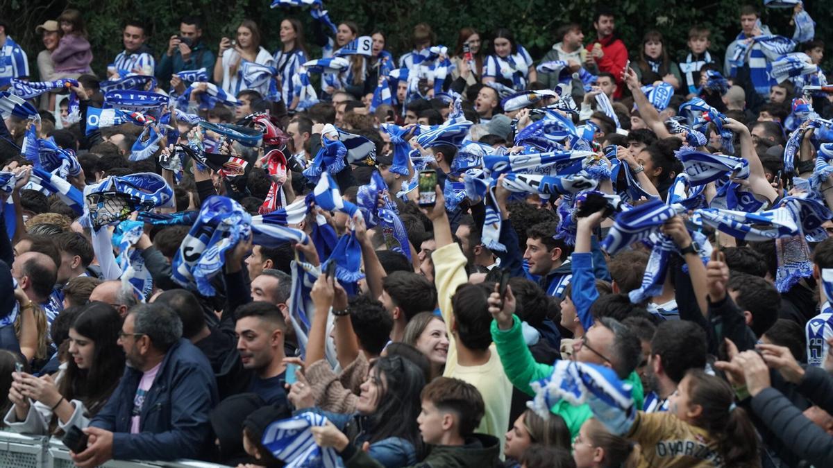 La afición de la Real en el recibimiento al equipo antes del derbi.