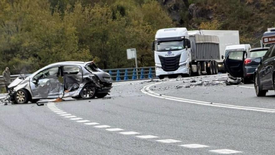 Trágico accidente múltiple en la N-121-A en Bera: fallece una mujer
