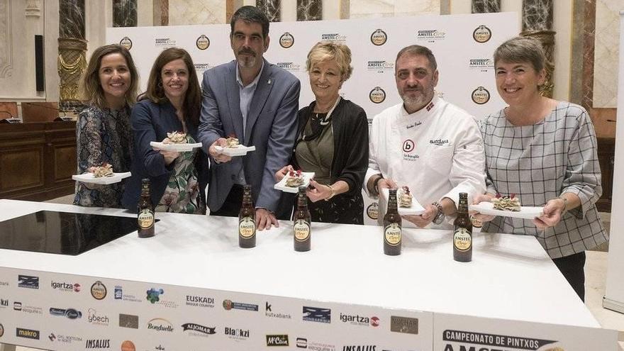 Lourdes Díaz de la Hera, Maider Etxeberria, Eneko Goia, Maite Cruzado, el cocinero Gorka Souto y Mónica Sunsundegui, ayer en Donostia.