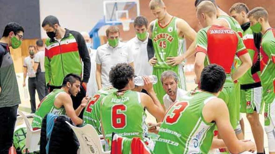 Los jugadores del Zornotza atienden a las instrucciones del entrenador.