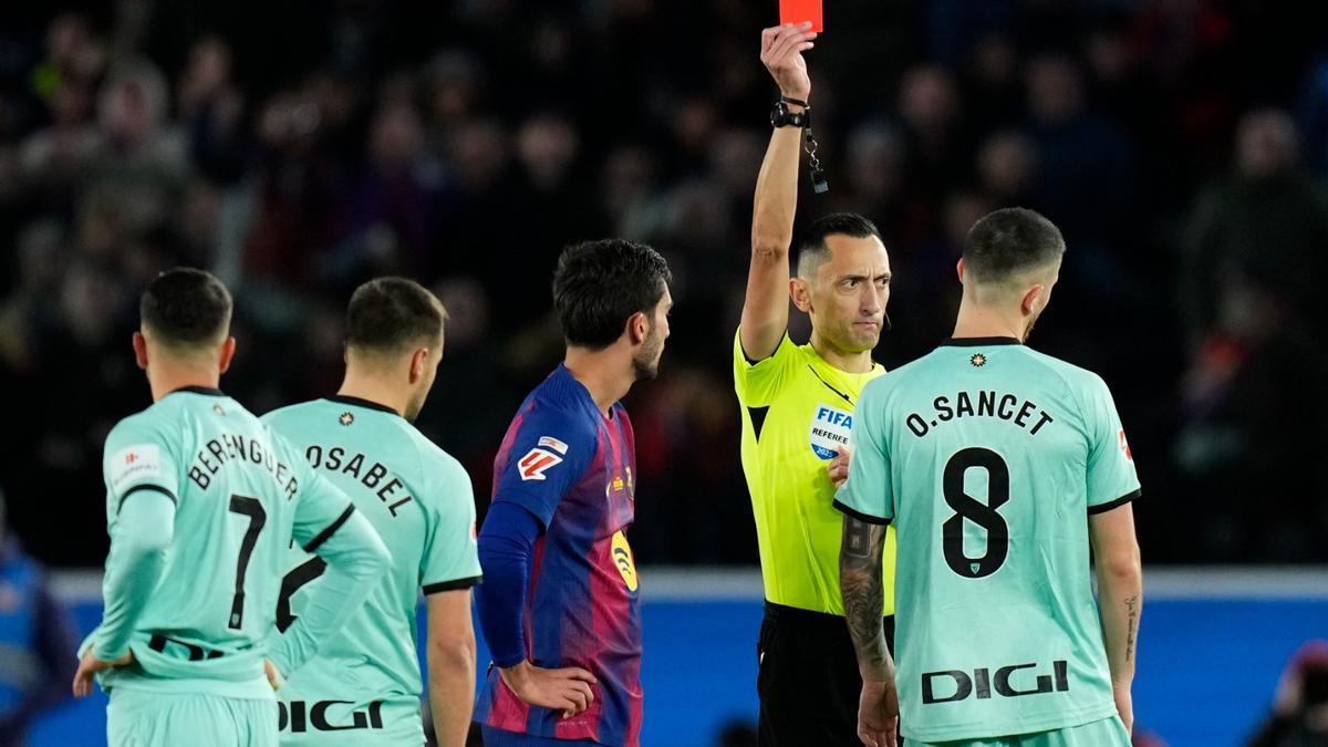 Oihan Sancet vio la roja el pasado sábado en el partido ante el Barcelona