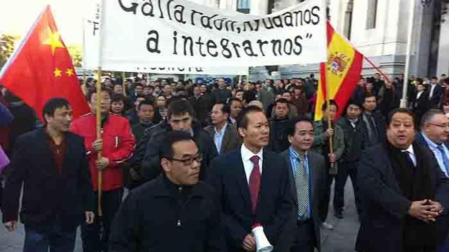 Más de doscientos comerciantes chinos se han concentrado este lunes por primera vez en España frente al Ayuntamiento de Madrid para reclamar al Consistorio que les conceda la denominada &#039;segunda licencia&#039;.