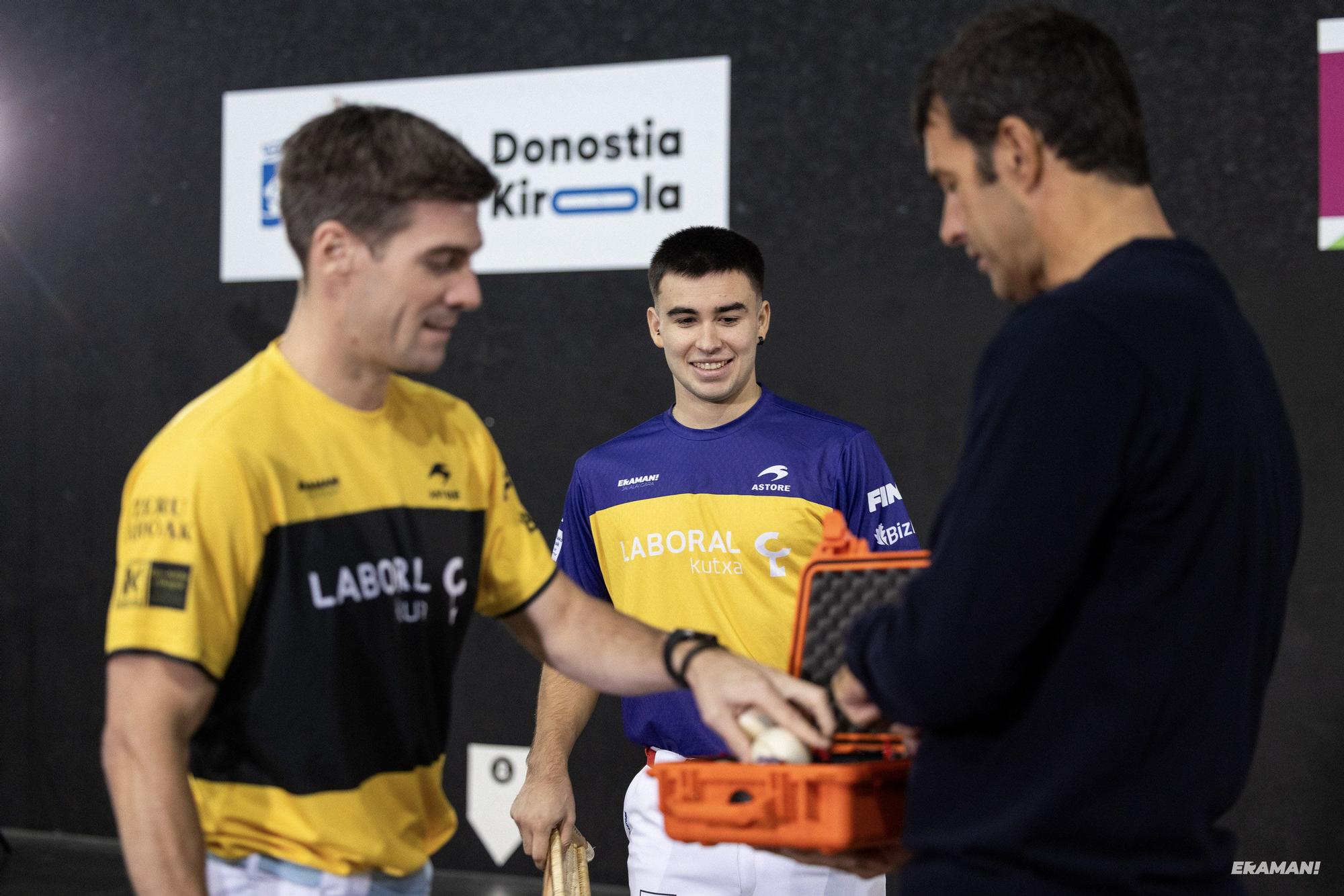 Barandika-López y Urreisti-Basque eligen material para la final de la Jai Alai League en el frontón Carmelo Balda de Donostia.