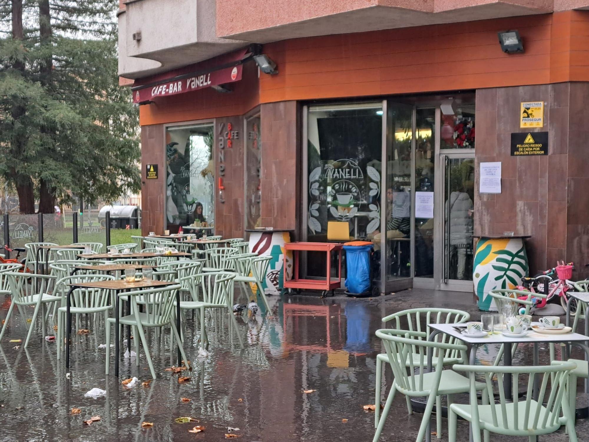 En imágenes: la emotiva despedida de un histórico bar de Vitoria tras 17 años