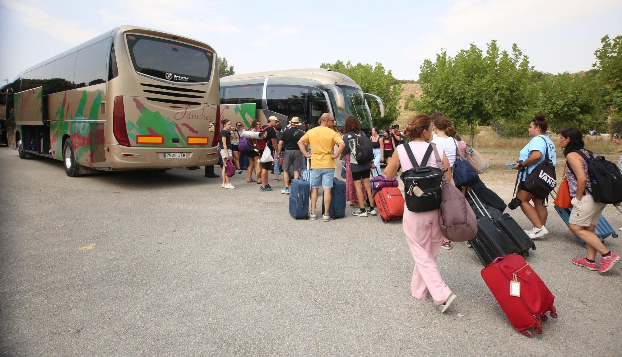Los 180 viajeros del tren averiado, evacuados a Olite desde las piscinas de Pueyo