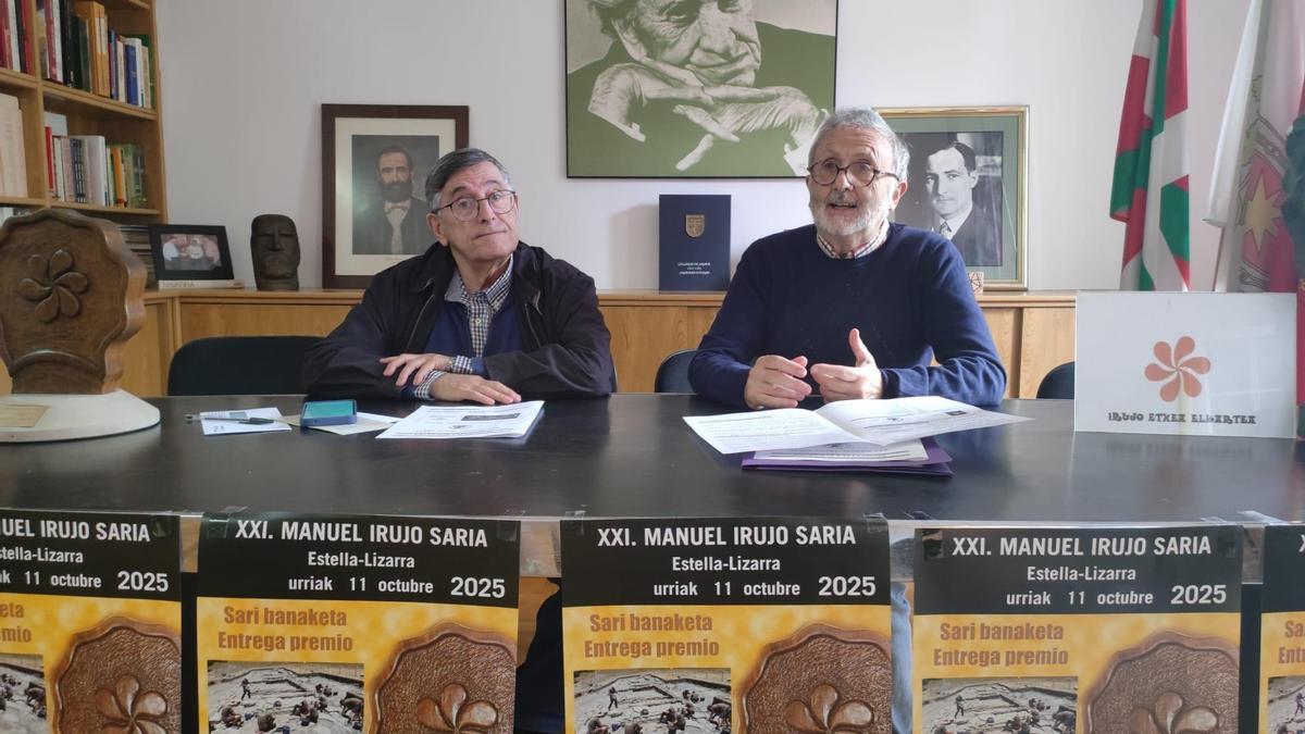 Ricardo Gómez de Seguro y Koldo Viñuales, en la presentación de los premios Manuel de Irujo que ha  recaído sobre la Sociedad Aranzadi