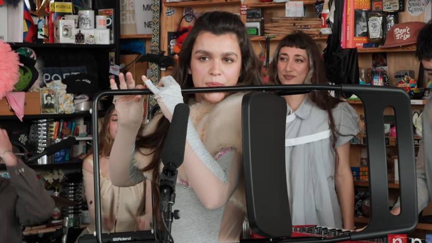 El secreto detrás de la silla-flauta que Amaia tocó en directo en Tiny Desk