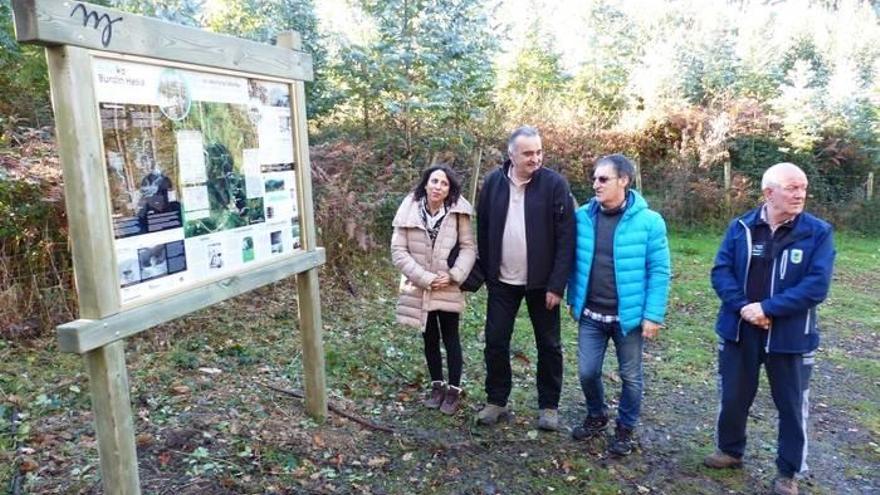 Un panel informativo detalla el desarrollo de la guerra en el municipio con fotografías de la época.