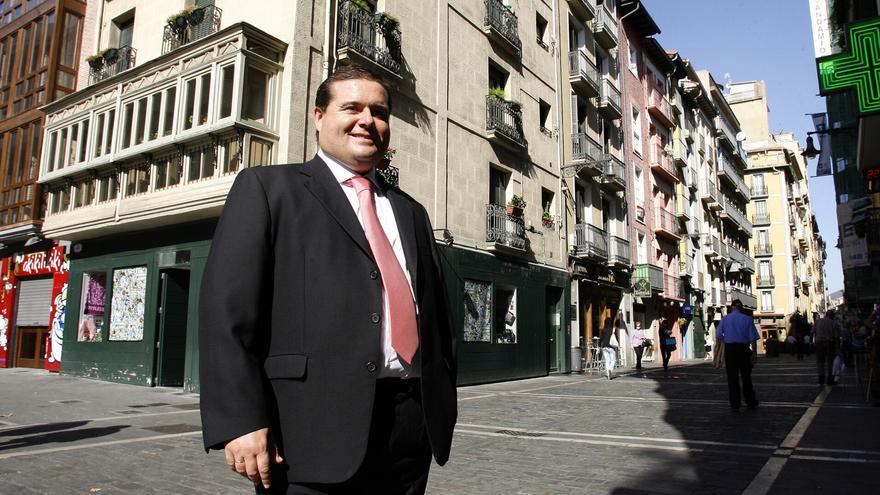 El plan para eliminar las ikurriñas de las calles y reducir el peso del euskera en la Administración navarra