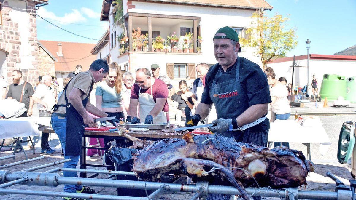 Los asistentes a la cita pudieron degustar gratis Ternera de Navarra.