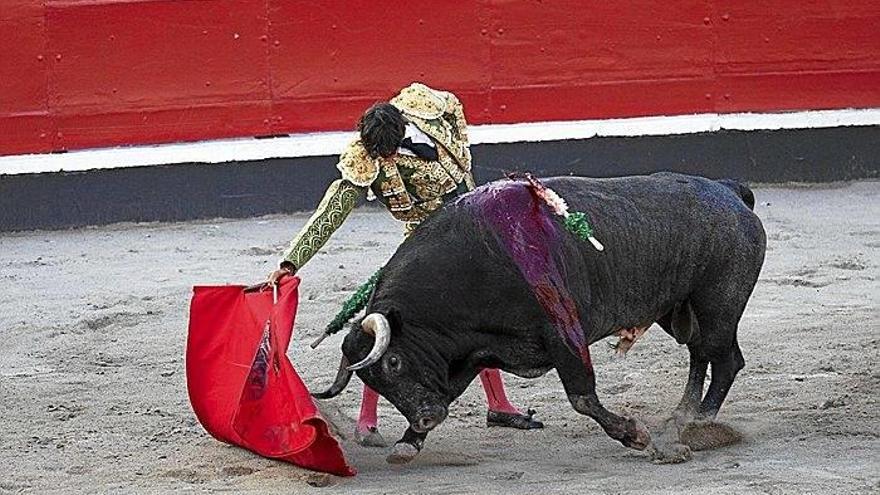 Curro Díaz corre la mano al primero de su lote.