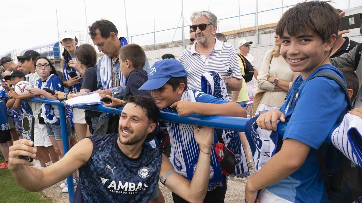 Garcés, cariñoso con un aficionado albiazul