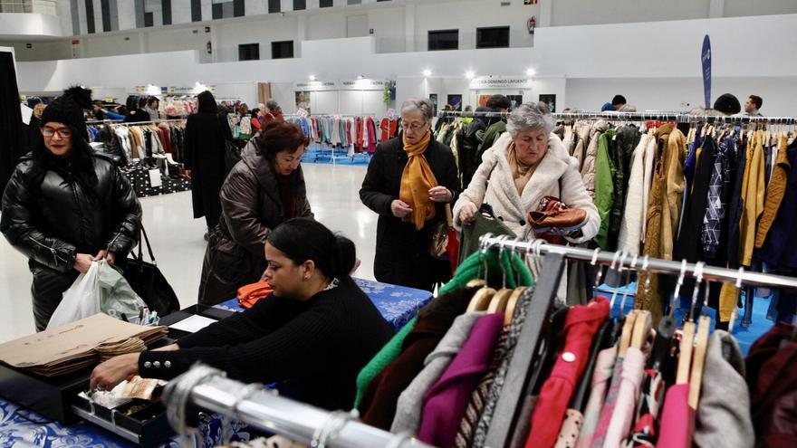 En imágenes: A la caza de una ganga en la feria de stocks de Vitoria