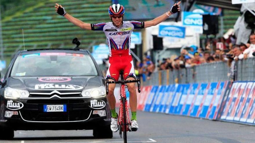 Zakarin vence tras escaparse de un grupo en el que estaba Intxausti