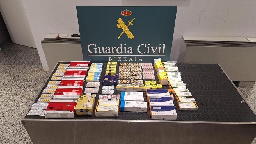 Pillan a una mujer con camisetas y medicamentos sin declarar en el aeropuerto de Bilbao