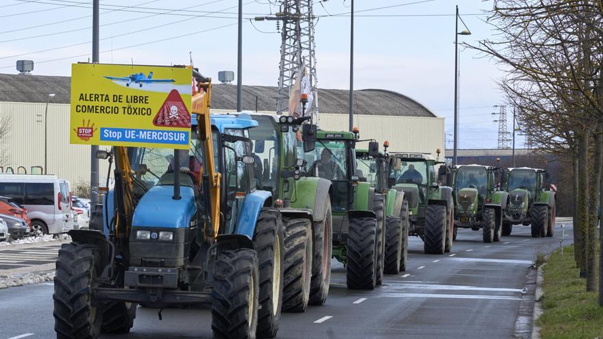Una nueva tractorada muestra en Vitoria el rechazo del sector primario al acuerdo entre la UE y Mercosur
