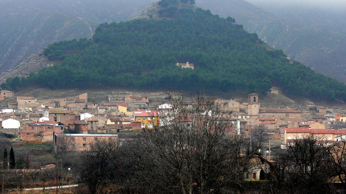 Aguilar del Río con el bosque que rodea la Ermita de la Valvanera.