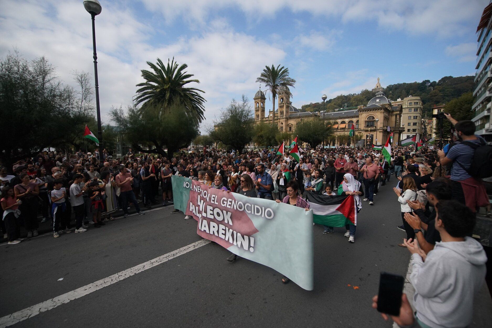 [Fotos] Donostia se vuelca con Palestina en la huelga general