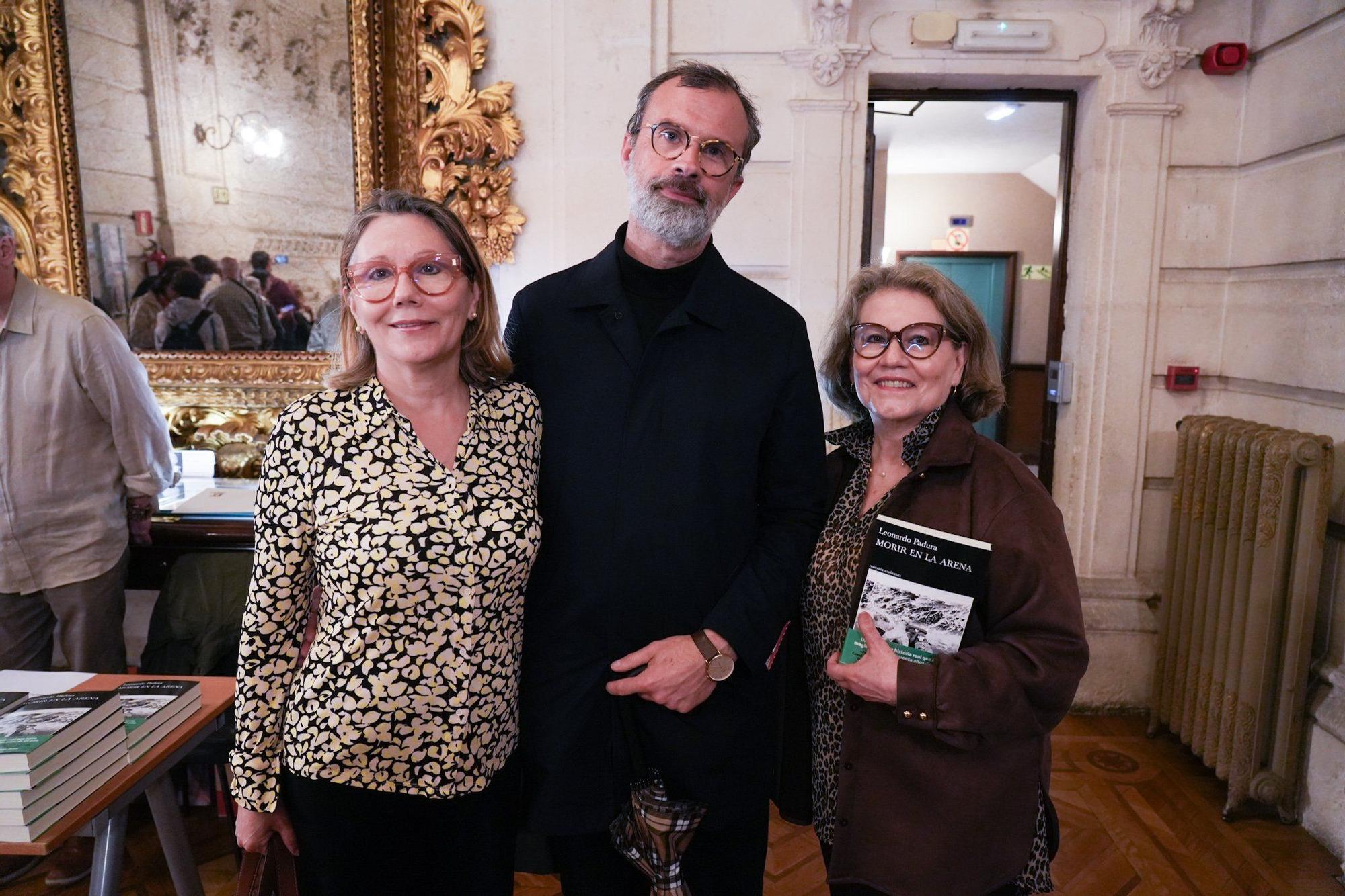 Maria Flavia Sandrock, Karl Sandrock y Luz Mariana Tovar no se perdieron la ocasión de escuchar al escritor.