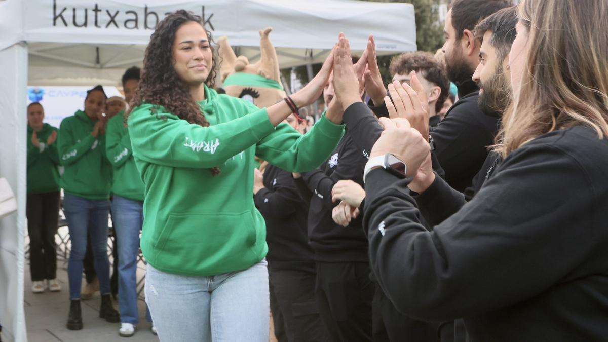 En imágenes: El Araski presenta su plantilla en la plaza de la Virgen Blanca
