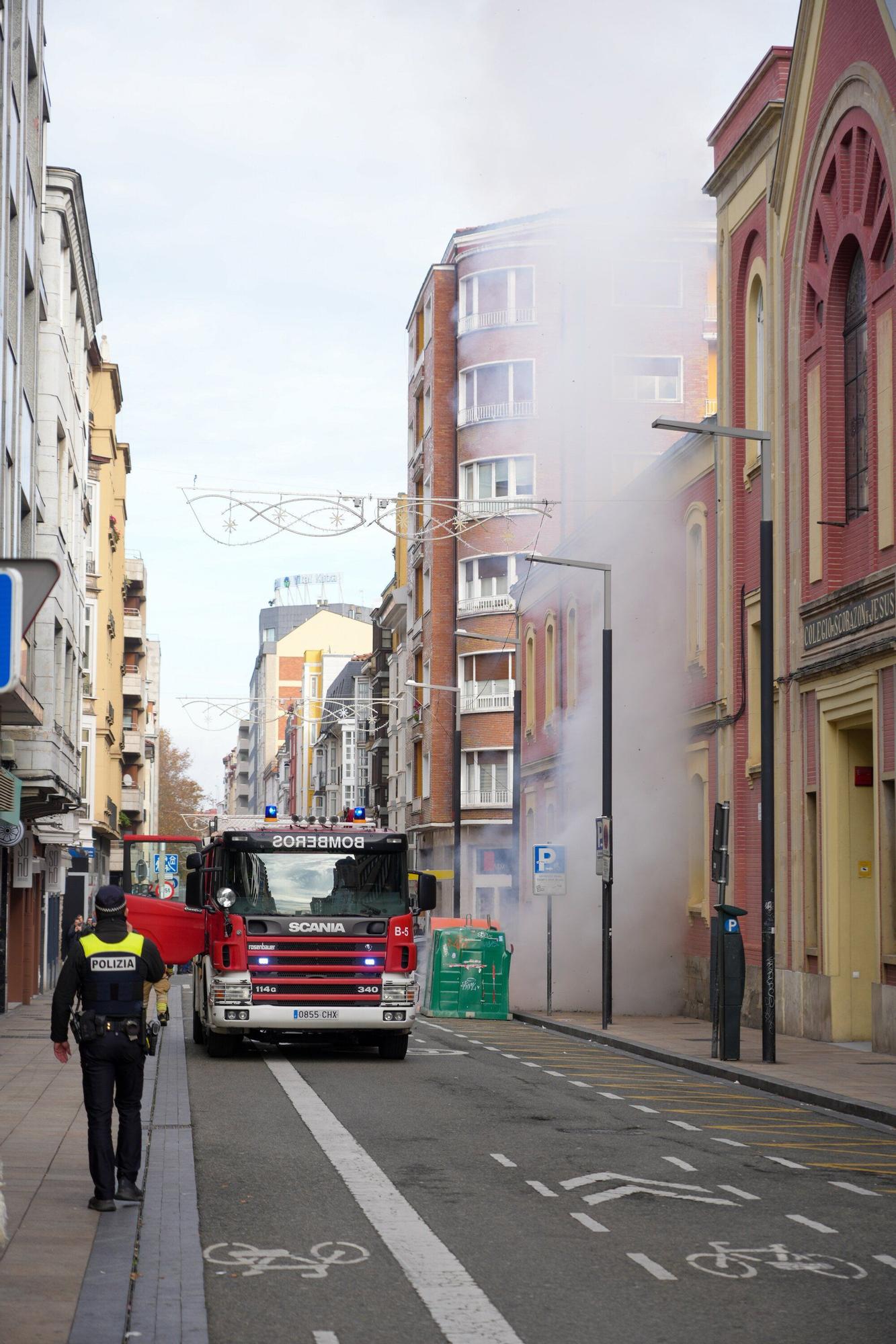 En imágenes: Arde un contenedor en Fueros a plena luz del día