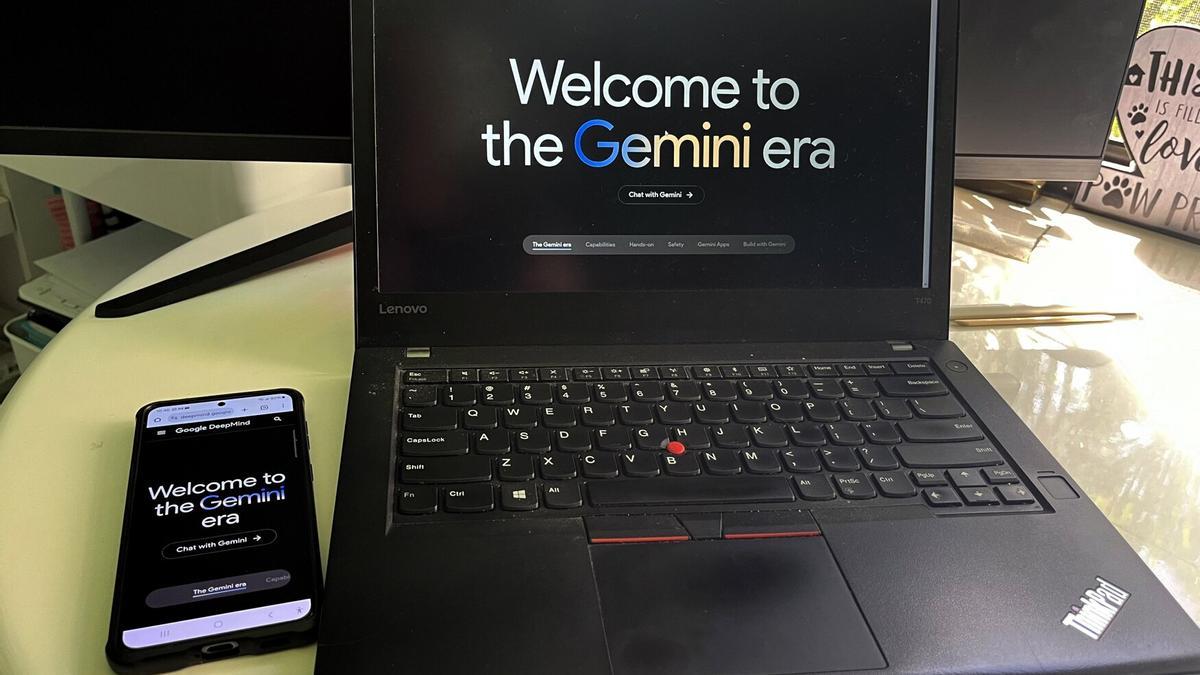 Un ordenador, en la página de entrada de Gemini.