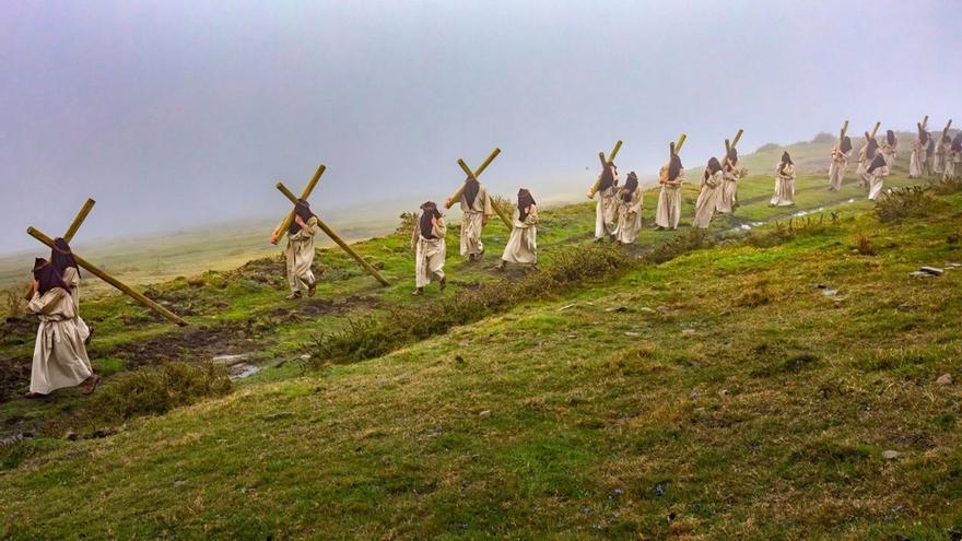 Penitentes peregrinan al monte Kolitza para comenzar la Semana Santa de Balmaseda