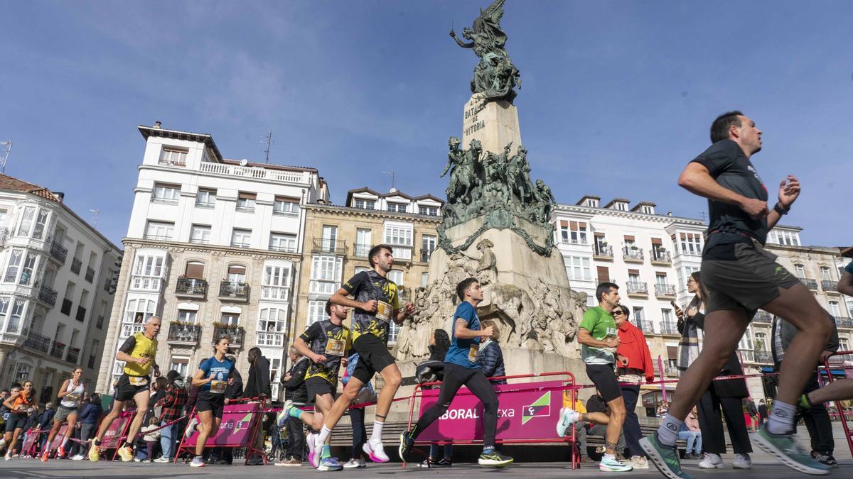 En imágenes: Un millar de corredores atraviesan la almendra